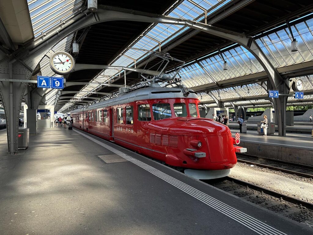 Historische SBB-Zugskomposition «Roter Pfeil» im Zürcher Hauptbahnhof
