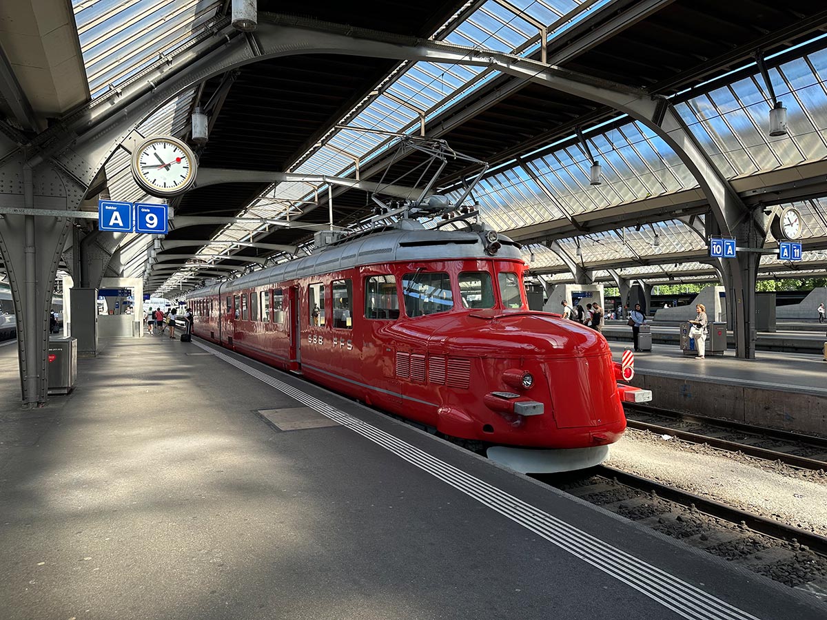 Zugskomposition RAe 4/8-1021 «Churchill-Pfeil» der SBB im Zürcher Hauptbahnhof