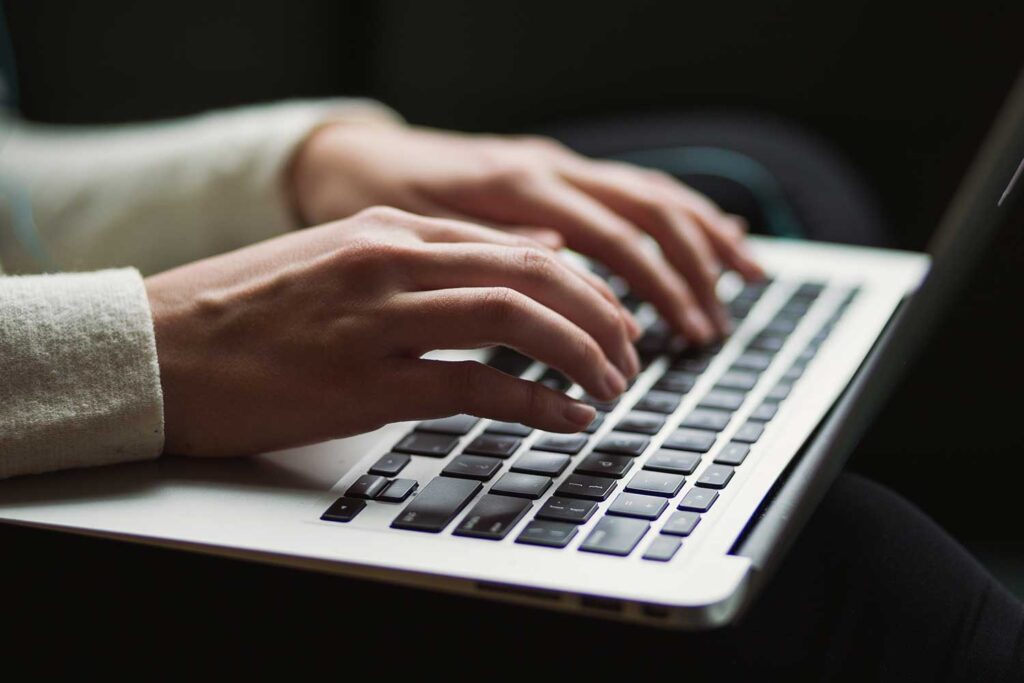 Frau tippt auf Notebook