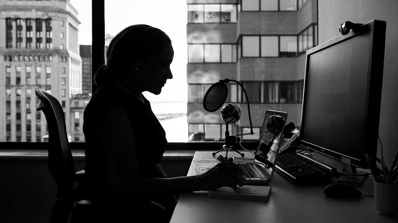 Silhouette einer Frau, die am Computer arbeitet
