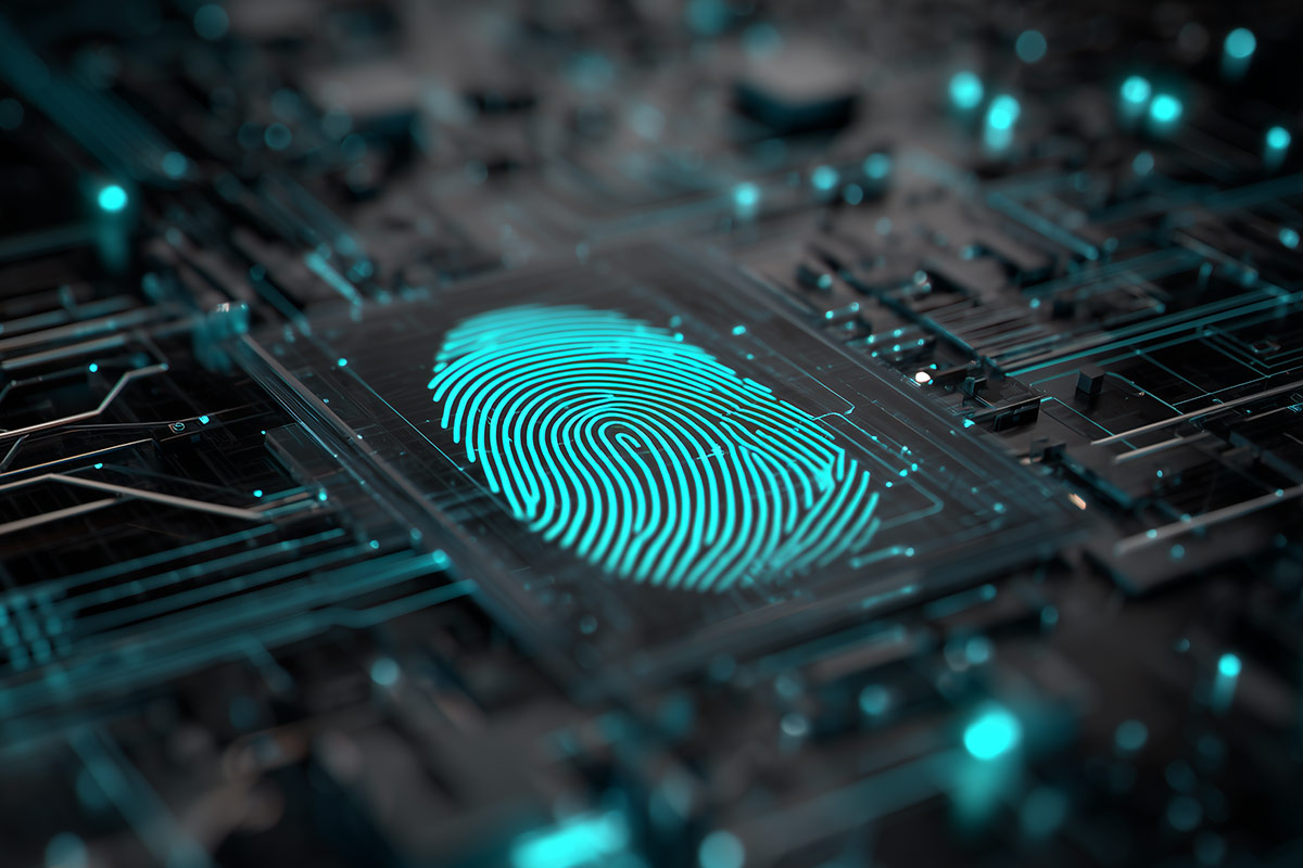 Leuchtender Fingerabdruck auf einer Computer-Platine