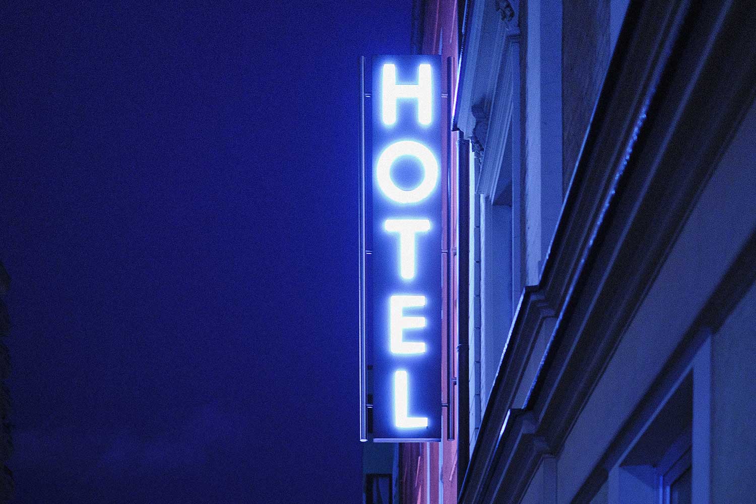 Leuchtschrift «Hotel»