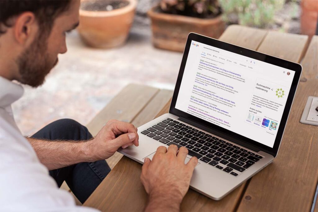 Mann googelt nach «Suchmaschinen-Optimierung»
