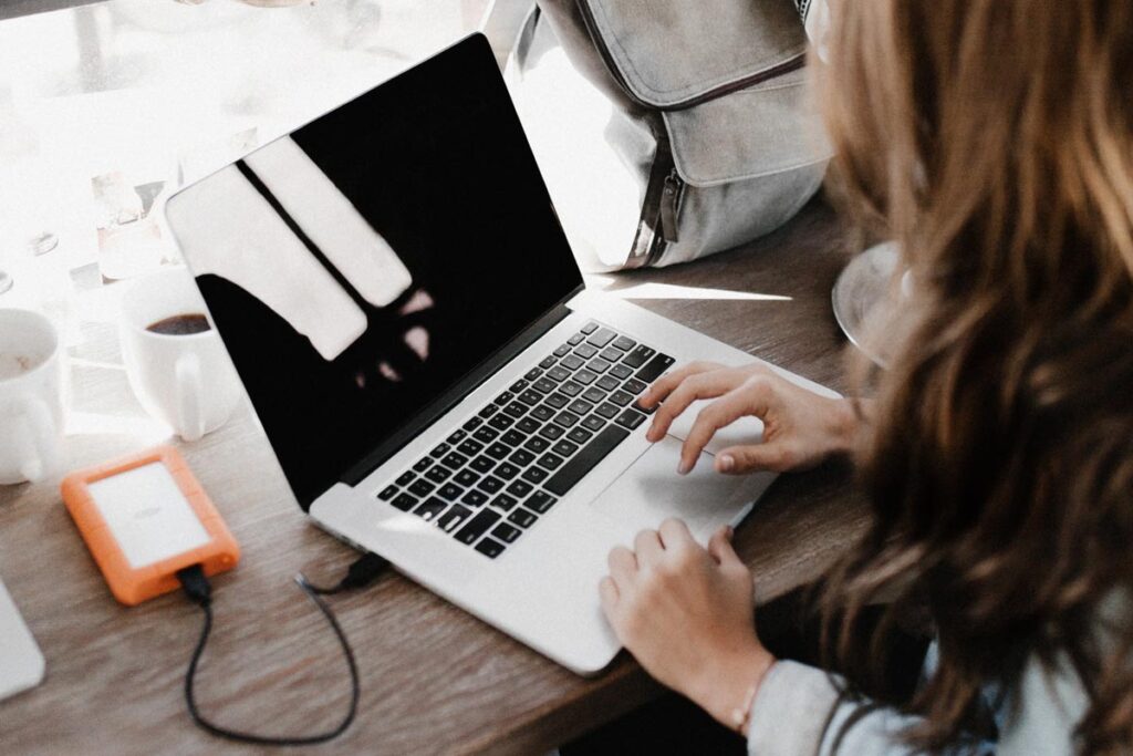 Frau tippt auf einem Notebook
